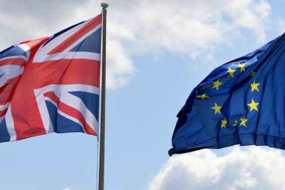 Politikwissenschaftler Tim Bale: "Wir haben 2016 den perfekten Sturm erlebt" - Der britische Union Jack neben der Fahne der EU.