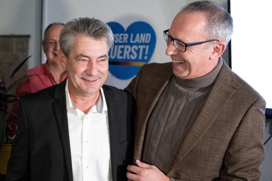 Politikwissenschaftler Vorländer zu Pirna: Parteilose Kandidaten sind gezielte Strategie der AfD - Wahlsieger Tim Lochner (links) mit AfD-Landeschef Jörg Urban nach der Bekanntgabe des Wahlergebnisses.