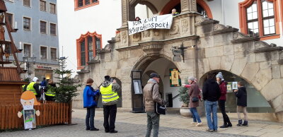 Polizei beendet Plakat-Aktion am Plauener Rathaus - 