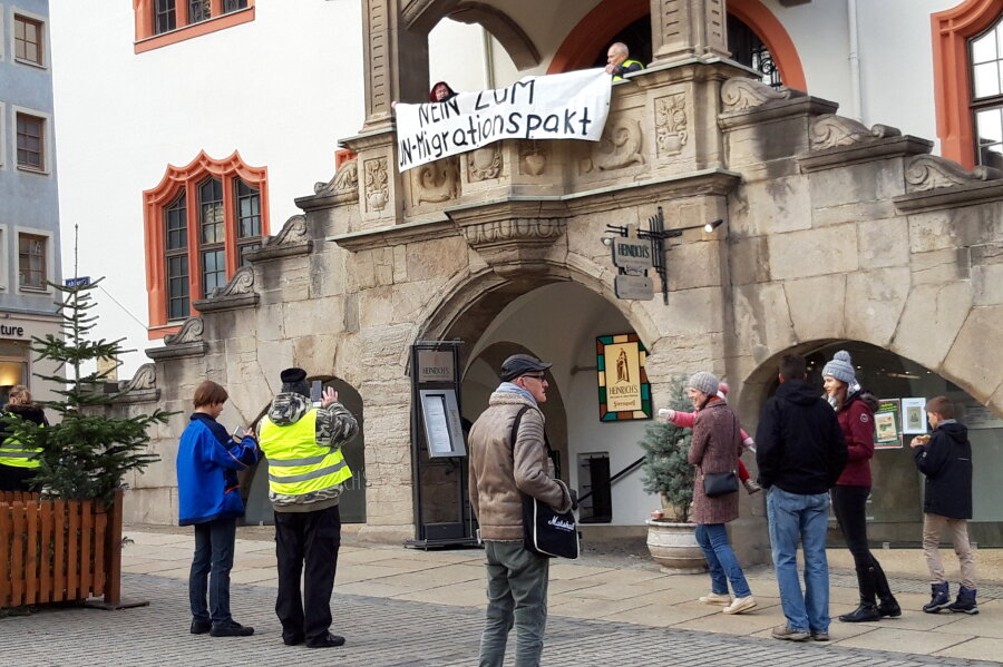 Polizei beendet Plakat-Aktion am Plauener Rathaus - 