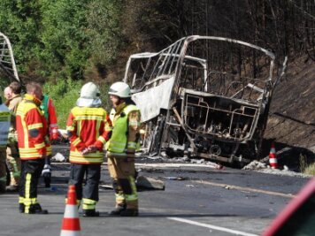 Polizei bestätigt mehrere Tote nach Busunfall - Der Bus ist vollständig ausgebrannt. Übrig blieb nur noch ein verkohltes Gerippe.