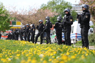Polizei-Bilanz zum 1. Mai: 46 Anzeigen - Polizisten sichern eine Demonstration ab.