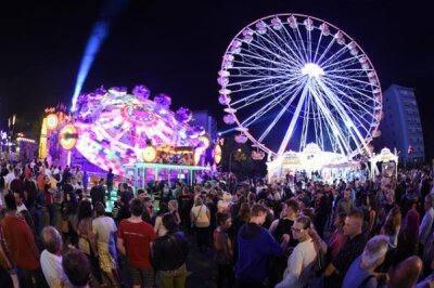 Polizei-Bilanz zum Stadtfest: Zahl der Straftaten auf Vorjahresniveau - Das beleuchtete Stadtfest an der Chemnitzer Brückenstraße am Samstagabend.