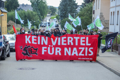 Polizei blockiert Störer bei Antifa-Demo in Zwönitz - 265 Menschen haben nach Polizeiangaben am Samstagnachmittag an einer Demonstration linker Gruppen in Zwönitz teilgenommen.