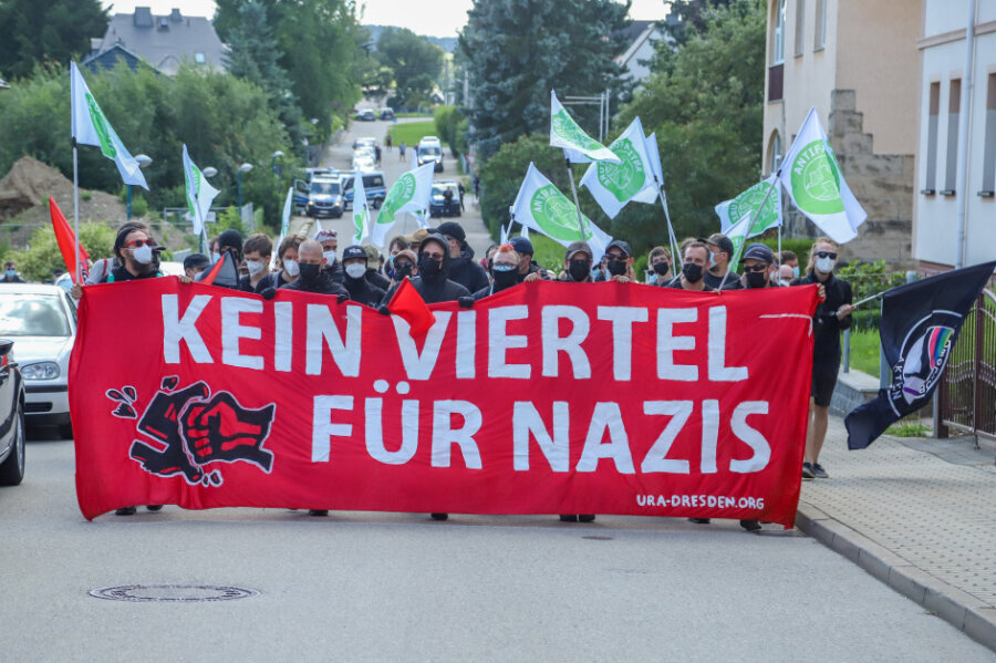 265 Menschen haben nach Polizeiangaben am Samstagnachmittag an einer Demonstration linker Gruppen in Zwönitz teilgenommen.
