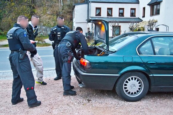 Polizei bündelt ihre Kräfte bei Drogenrazzien im Grenzgebiet - Junger Fahrer im 7er BMW: Drogen fanden die Beamten nicht.