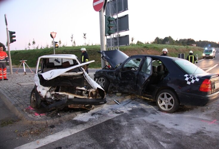 Polizei erforscht rätselhafte Unfallkreuzung - 
              <p class="artikelinhalt">Die Bilanz des jüngsten Unfalls: beide Fahrer verletzt, 14.000 Euro Sachschaden. Einer hatte das Rot an der Ampel ignoriert. </p>
            