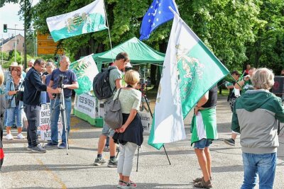 Polizei ermittelt gegen Redner der „Freien Sachsen“ - Die Kundgebung der „Freien Sachsen" fand am Schwedendenkmal in Freiberg statt.