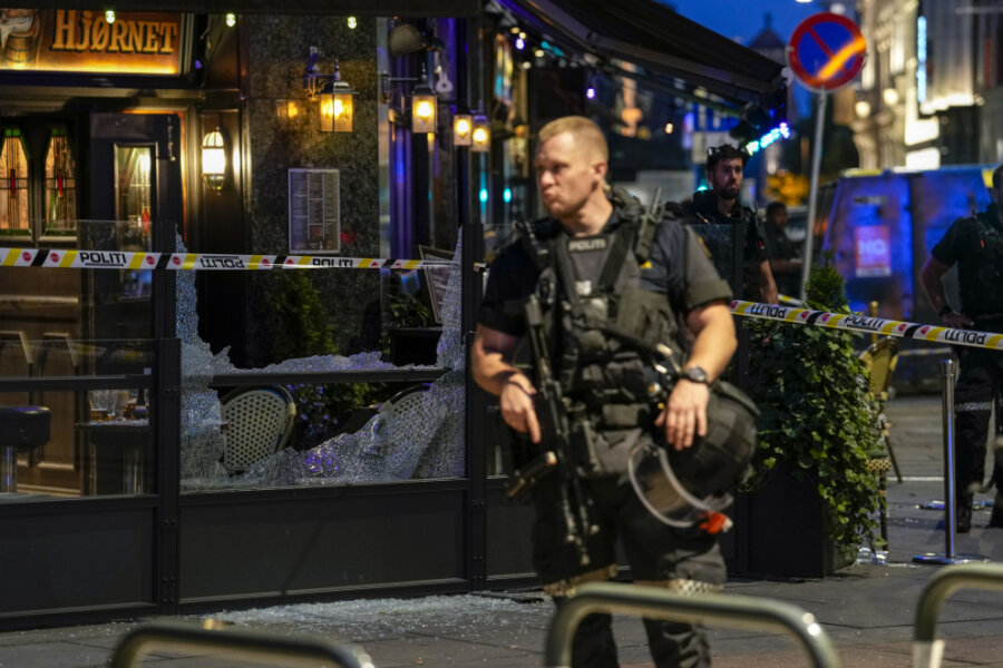  Polizisten bewachen den Tatort vor einem Nachtclub in der norwegischen Hauptstadt Oslo. In der Nacht zum Sonntag wurden gegen 1.15 Uhr vor dem Londoner Pub im Zentrum von Oslo mehrere Schüsse abgefeuert. Nach Angaben der Polizei werden mehrere Personen verletzt.