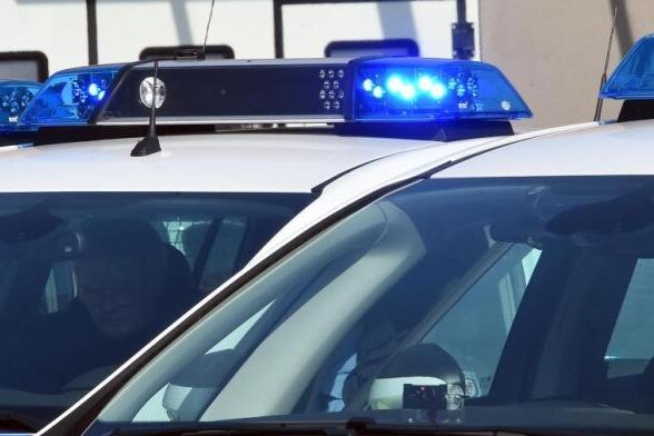 Polizei ermittelt Räuber mit Baseballschläger: Zwei Festnahmen - Im Fall Raubes, der sich der sich am späten Montagabend im Zwickauer Stadtteil Marienthal ereignete, hat die Polizei nach eigenen Angaben insgesamt vier Verdächtige ermittelt.
