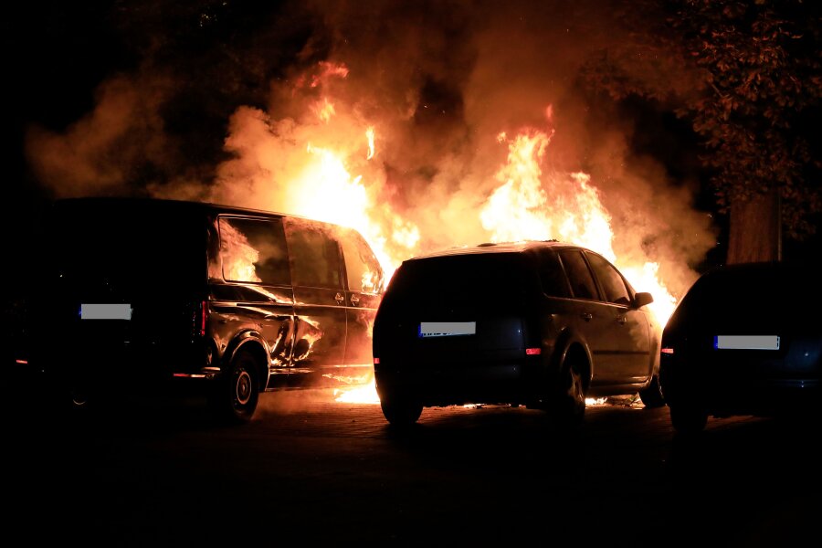 Polizei ermittelt Tatverdächtigen nach Autobränden - 