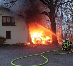 Polizei ermittelt zu Bränden - Im April brannten ein Carport und ein Wohnhaus in Penig. 