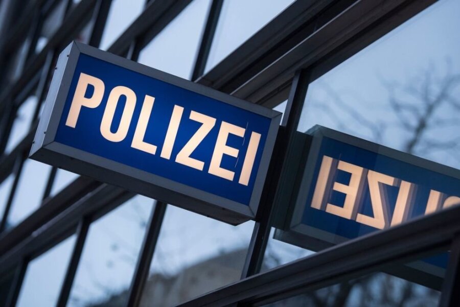 Polizei ertappt im Erzgebirge Porschefahrer mit geklautem Pferdehänger - 