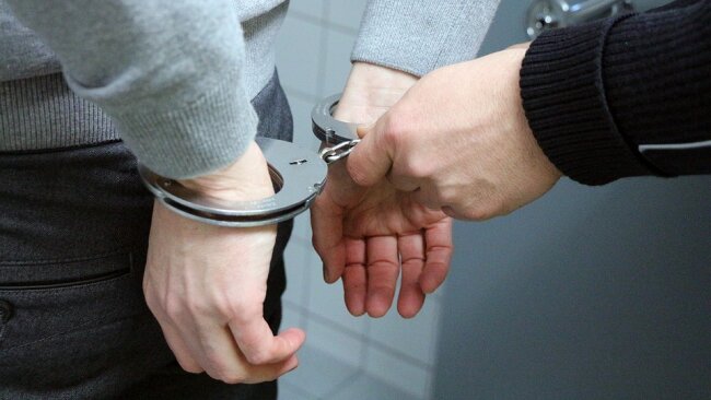 Polizei ertappt mutmaßliche Einbrecher im Rosenhof - 