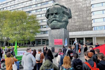 Polizei eskortiert in Chemnitz rechten Youtuber vom Platz vor Marx-Kopf - Gabi Engelhardt von "Aufstehen gegen Rassismus" erinnerte zum "Tag der Befreiung" an die Verbrechen von Nazideutschland. 