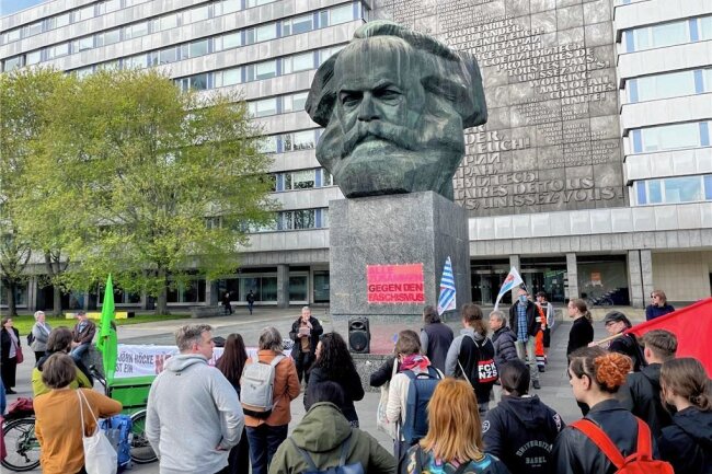 Polizei eskortiert in Chemnitz rechten Youtuber vom Platz vor Marx-Kopf - Gabi Engelhardt von "Aufstehen gegen Rassismus" erinnerte zum "Tag der Befreiung" an die Verbrechen von Nazideutschland. 