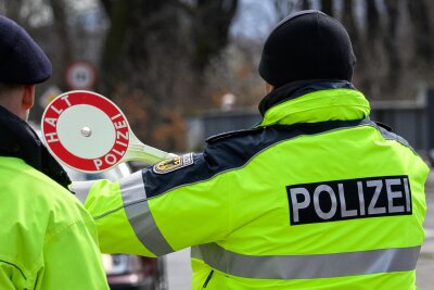 Polizei fahndet bei Kontrollen im oberen Vogtland nach Schleusern - Im Kampf gegen Schleuserkriminalität hat die Polizei am Montag im oberen Vogtland verstärkt Fahrzeuge kontrolliert.