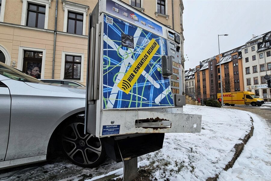 Polizei fasst Automatenknacker in Chemnitz - Polizisten haben an der Straße der Nationen Zigarettendiebe nach deren Einbruch in einen Automaten gestellt.