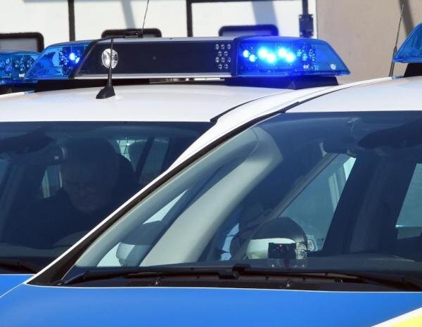 Polizei fasst mutmaßliche Drohbrief-Schreiberin in Zwickau - Die Polizei hat am Mittwoch die Wohnung einer Frau in Zwickau durchsucht, die eine Reihe von Drohschreiben verschickt haben soll.