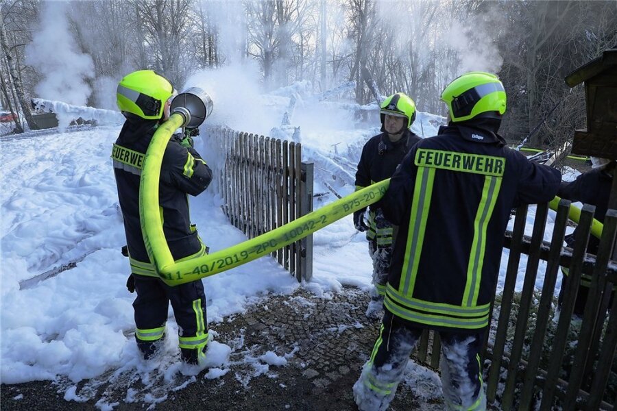Polizei: Feuer in Scheune in Reinsberg wurde offenbar gelegt - Ein Großaufgebot an Feuerwehrleuten und anderen Rettungskräften war am Sonntagmittag beim Scheunenbrand in Reinsberg im Einsatz.