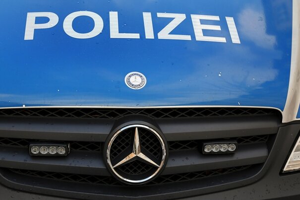 Polizei findet gestohlene Autos - zwei Männer festgenommen - 