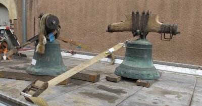 Polizei findet gestohlene Glocken in Markneukirchen - 57-Jähriger geständig - Diese beiden Glocken wurden im November/Dezember 2015 in zwei Gemeinden in Mecklenburg-Vorpommern gestohlen. In der vergangenen Woche tauchten sie im Vogtland wieder auf.