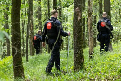 Polizei findet Leiche bei Suche nach Valeriia aus Döbeln: „Zu befürchten, dass es sich um das vermisste Mädchen handelt“ - Polizisten haben am Dienstag auch ein Waldstück bei Döbeln durchsucht und eine Leiche gefunden.