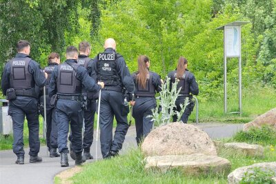 Polizei findet Leiche bei Suche nach Valeriia aus Döbeln: „Zu befürchten, dass es sich um das vermisste Mädchen handelt“ - Dutzende Polizisten haben auch am Mittwoch in Döbeln nach Neunjährigen gesucht.