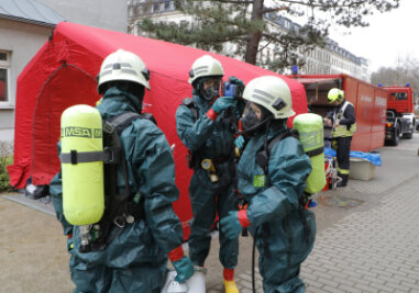 Polizei fordert Chemie-Einsatzgruppe der Feuerwehr an - 