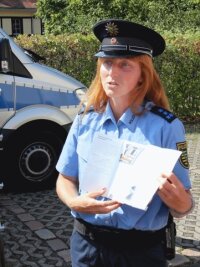 Polizei gibt Tipps für den Alltag - Polizeihauptmeisterin Katrin Junghannß vom Fachdienst Prävention der Inspektion Zentrale Dienste der Polizeidirektion Chemnitz beriet in Reinsberg die Bürger. 