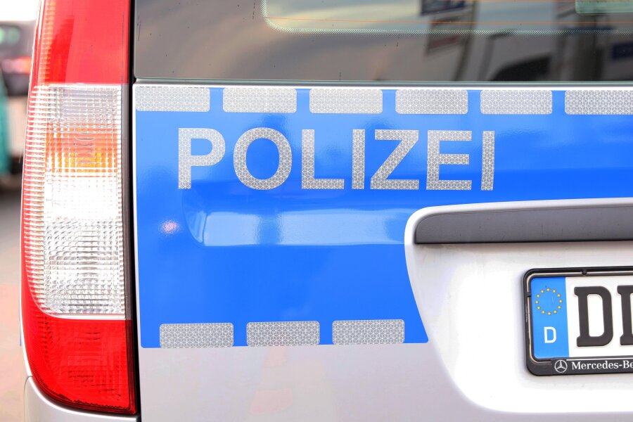 Polizei greift in Schlägerei ein: Zwei Beamte verletzt - Bei dem Versuch, eine körperliche Auseinandersetzung zu schlichten, sind Mittwochnacht zwei Polizisten in Zwickau verletzt worden.