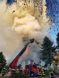 Polizei: Hausbrand in Zethau womöglich durch Fahrlässigkeit ausgelöst - Dieses Wohnhaus an der Dorfstraße in Zethau war am Samstag in Brand geraten.