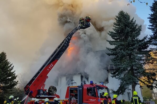 Polizei: Hausbrand in Zethau womöglich durch Fahrlässigkeit ausgelöst - Dieses Wohnhaus an der Dorfstraße in Zethau war am Samstag in Brand geraten.