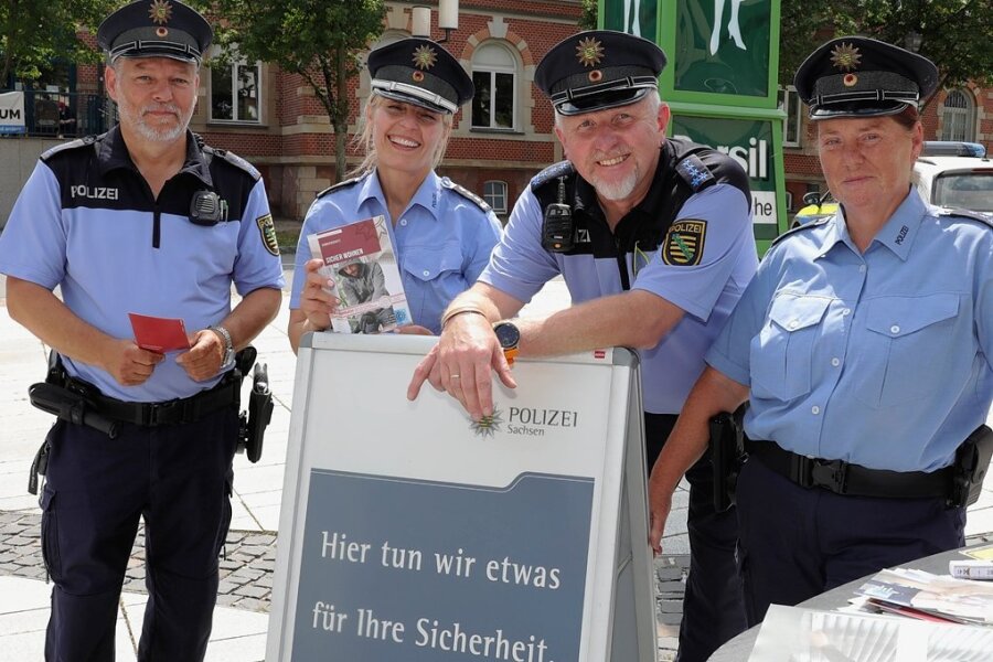 Maik Ulbrich, Jana Kindt, Jens Lehmann und Jana Kürschner (von links) beantworteten am Präventionsmobil auf dem Oelsnitzer Markt zahlreiche Fragen und nahmen zwei Anzeigen auf. 