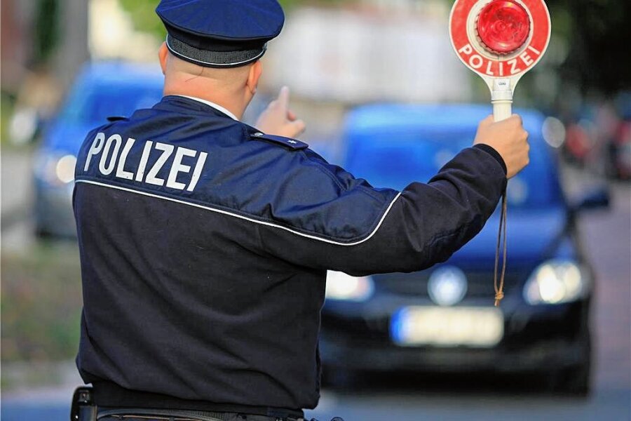 Polizei kassiert bei Tuningtreffen im Erzgebirge Fahrzeuge ein - In Pfaffenhain führte die Polizei am Rande eines Tuningtreffens Kontrollen durch.