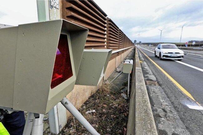 Polizei kontrolliert Geschwindigkeit auf der A 72 bei Zwickau: Audi-Fahrer war 87 km/h zu schnell - Die Polizei hat am Donnerstag die Geschwindigkeit auf der A 72 kontrolliert. 