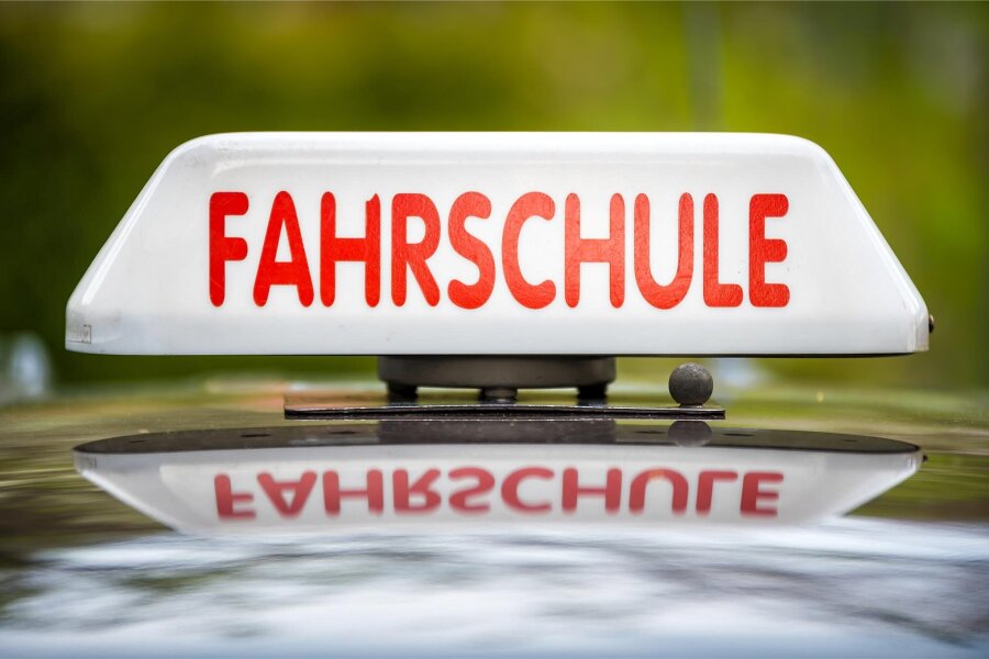 Polizei korrigiert Angaben zu Unfall mit Fahrschulauto in Zwickau: Fahrlehrerin saß doch nicht am Steuer - Das Auto einer Fahrschule musste nach dem Unfall abgeschleppt werden.