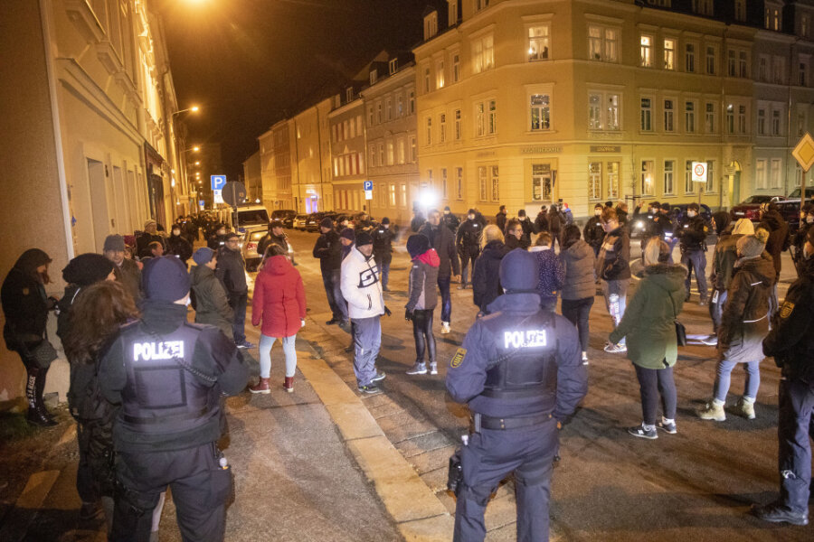 Polizei löst "Corona-Spaziergang" in Freiberg auf - Teilnehmern drohen 250 Euro Bußgeld