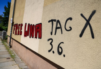 Leipzig: Ein Graffiti "Free Lina 3.6. Tag X" prangt an einem Wohnhaus im Leipziger Süden.