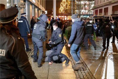 Polizei misst bei Demos in Freiberg, Zwickau und Chemnitz mit zweierlei Maß - Statt den die Corona-Schutzregeln missachtenden Protestlern Einhalt zu gebieten, ging die Polizei in Chemnitz hart gegen Blockierer vor. 