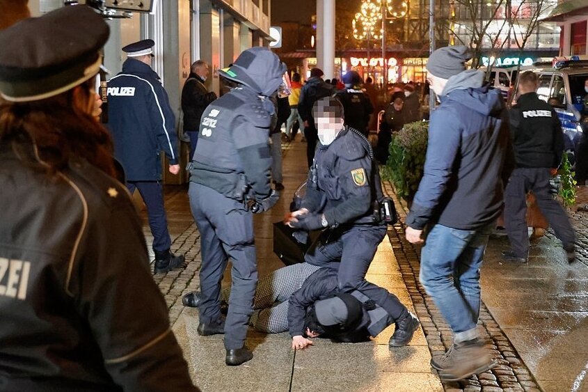 Polizei misst bei Demos in Freiberg, Zwickau und Chemnitz mit zweierlei Maß - Statt den die Corona-Schutzregeln missachtenden Protestlern Einhalt zu gebieten, ging die Polizei in Chemnitz hart gegen Blockierer vor. 