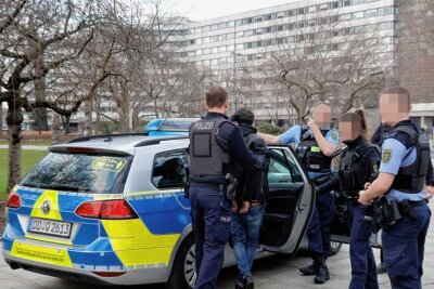Polizei muss wegen Streit unter Jugendlichen in Chemnitzer Zentrum  ausrücken - Wegen einer Auseinandersetzung zwischen Jugendlichen in der Chemnitzer Innenstadt rückte die Polizei am Dienstag aus. 