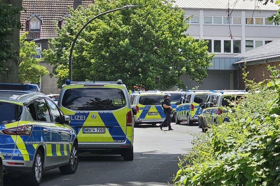 Polizei nimmt 17-Jährigen fest - mit Messer gedroht - Zahlreiche Streifenwagen sind zu einem größeren Einsatz in Castrop-Rauxel ausgerückt.