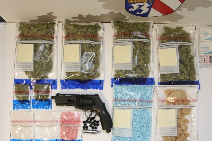 Polizei nimmt Drogenhändler fest - Beamte des Rauschgiftkommissariats haben Drogen im Wert von 60.000 Euro und eine funktionsfähige CO2-Pistole gefunden. 