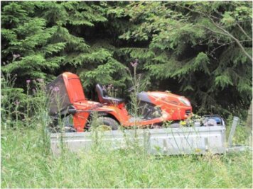 Nach dem Besitzer dieses Rasenmäher-Traktors der Marke Kubota "GR 2120" im Wert von rund 14.000 Euro sucht die Polizei.