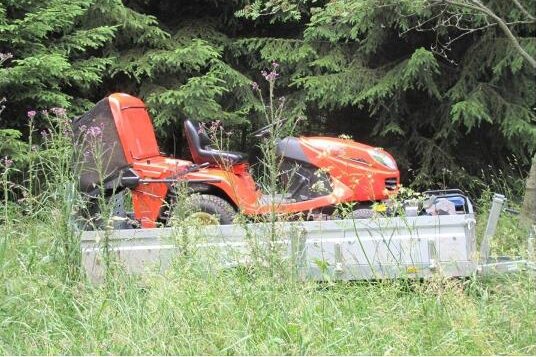 Nach dem Besitzer dieses Rasenmäher-Traktors der Marke Kubota "GR 2120" im Wert von rund 14.000 Euro sucht die Polizei.