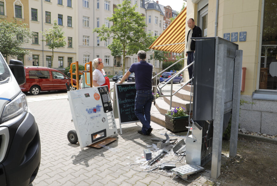 Polizei nimmt mutmaßlichen Automatensprenger fest - Gesprengter Zigarettenautomat an der Lohrstraße.