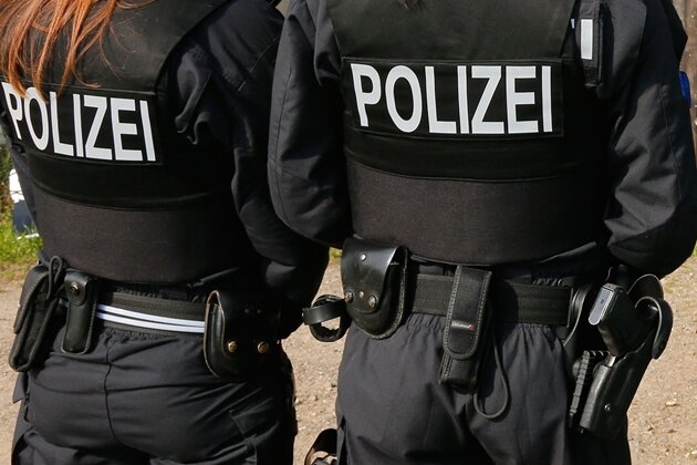 Polizei nimmt nach Hausdurchsuchung mutmaßlichen Dealer fest - 