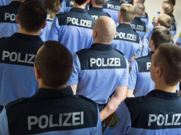 Polizei plant Kontrollen in der Silvesternacht - Symbolbild: Polizisten