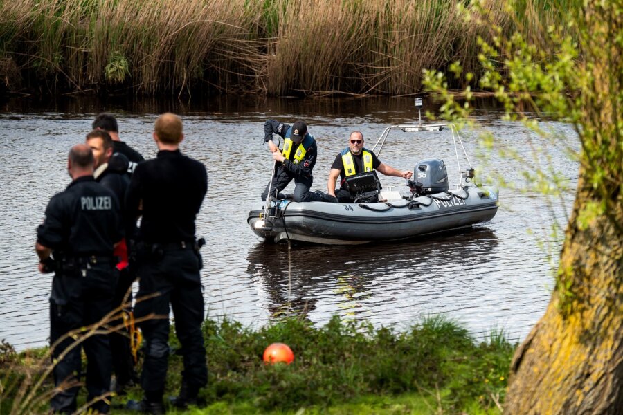 Polizei plant wieder Suchaktion nach Sechsjährigen - Ein Sonarboot der Polizei am 29. April bei der Suche nach Arian auf der Oste.